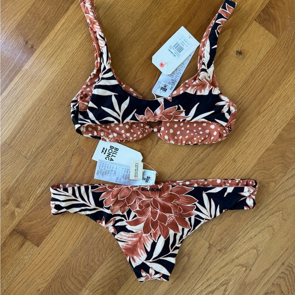 Billabong Bathing suit-Top and bottom. Reversible - Picture 2 of 4
